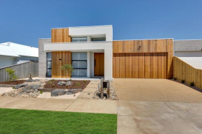 Modern villa near the beach 12 sleep, Ocean Grove